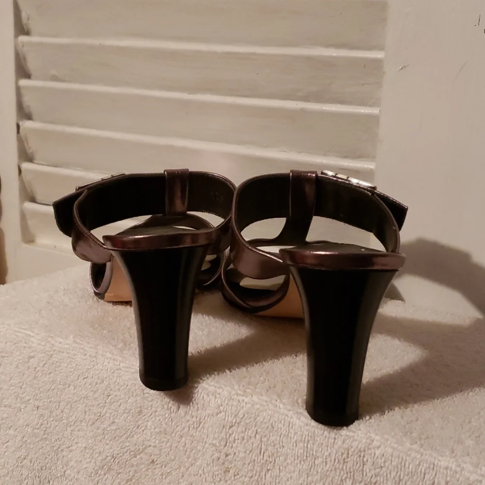 BRIGHTON Rouge Heels - Picture 5 of 8